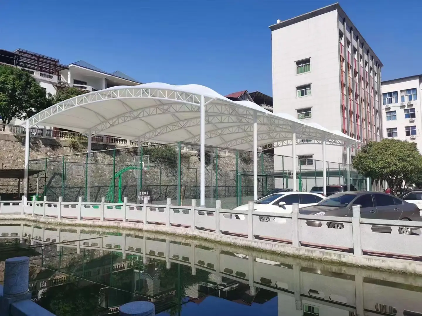 贵州贵州园区停车棚总在漏水生锈？源头膜结构厂家：按本地气候选材，避开三大坑
